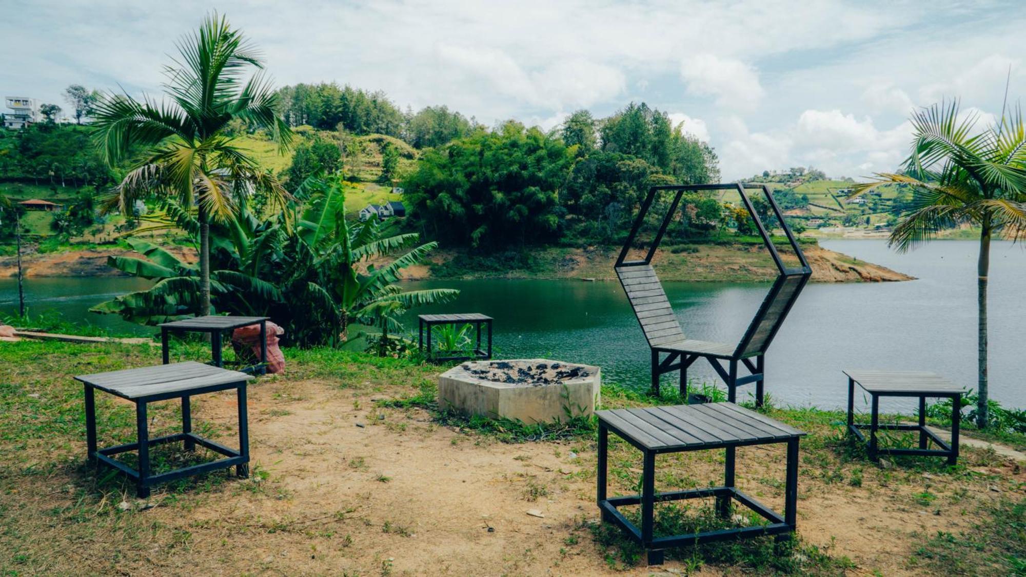 Viajero Guatape Hostel & Lake Club Exterior photo