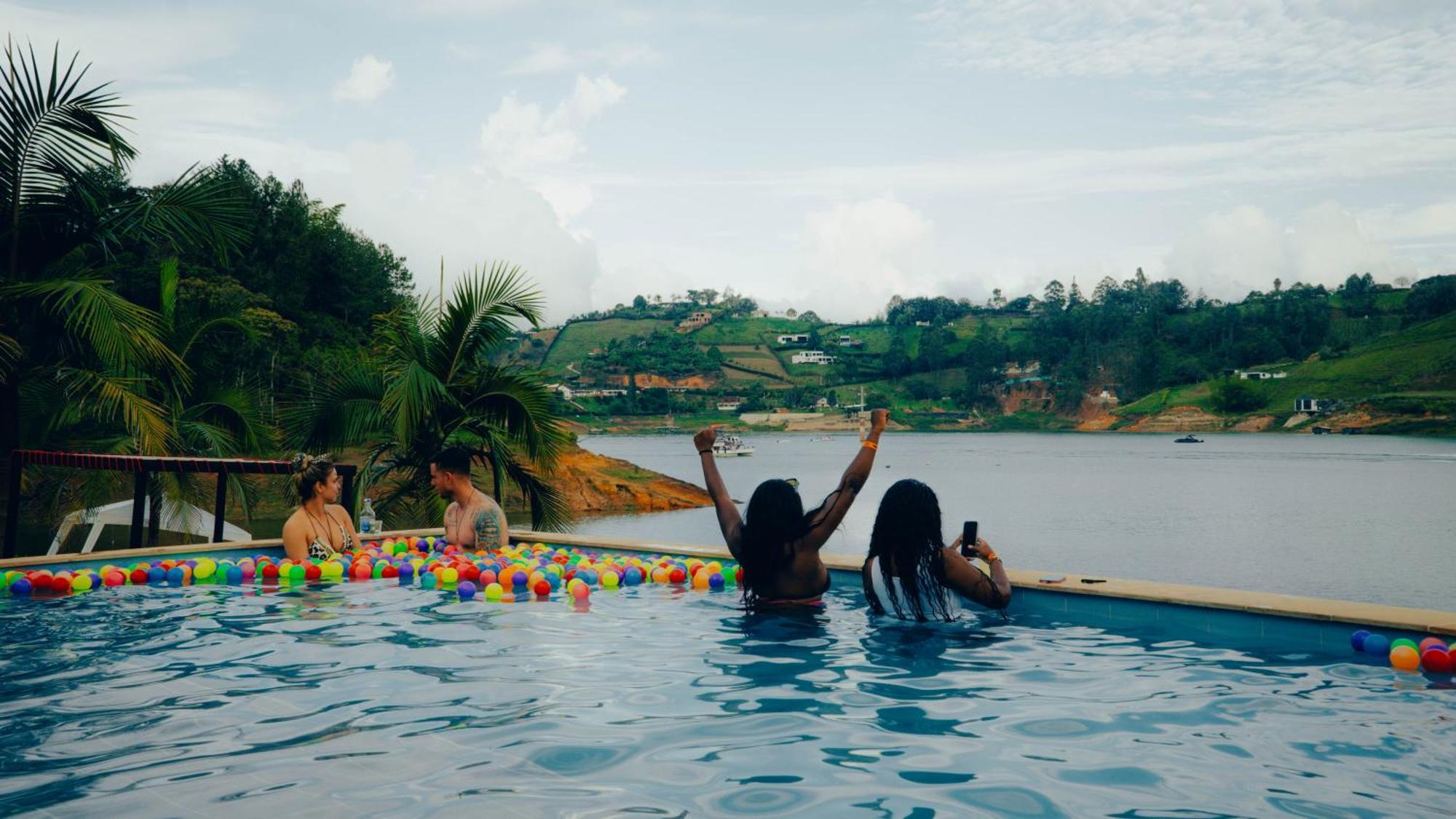 Viajero Guatape Hostel & Lake Club Exterior photo